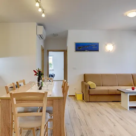 Apartment Komfortable Ferienwohnung Mit Klima, Wlan, Grill Und Das Nur Wenige Minuten Vom Kap Kamenjak *