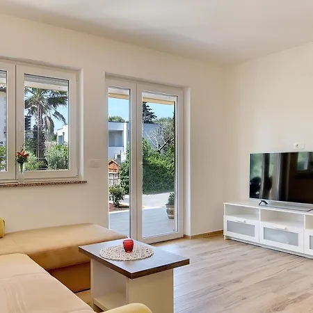 Komfortable Ferienwohnung Mit Klima, Wlan, Grill Und Das Nur Wenige Minuten Vom Kap Kamenjak