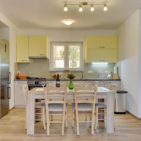Komfortable Ferienwohnung Mit Klima, Wlan, Grill Und Das Nur Wenige Minuten Vom Kap Kamenjak Premantura